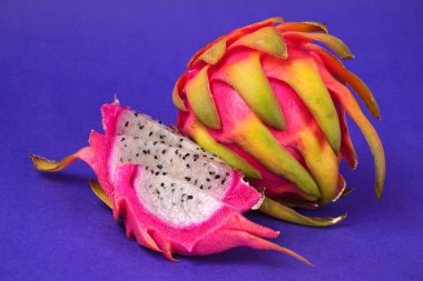 mavi arka planda taze ejderha meyvesi