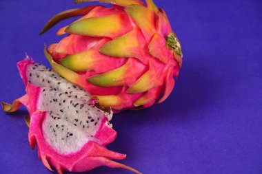 mavi arka planda taze ejderha meyvesi