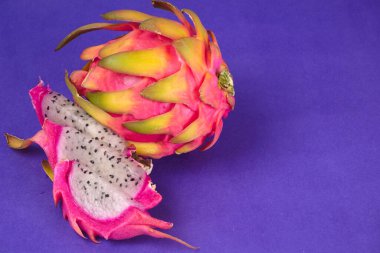 mavi arka planda taze ejderha meyvesi