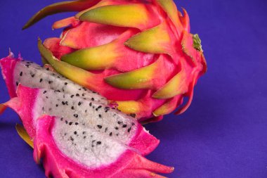 mavi arka planda taze ejderha meyvesi