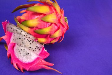 mavi arka planda taze ejderha meyvesi