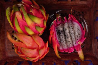 Sağlıklı ejderha meyveleri veya arka planda izole edilmiş pitaya.