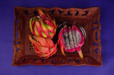 Sağlıklı ejderha meyveleri veya arka planda izole edilmiş pitaya.