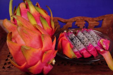 Sağlıklı ejderha meyveleri veya arka planda izole edilmiş pitaya.