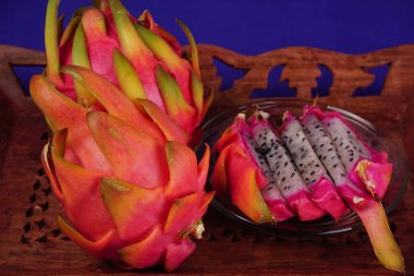 Sağlıklı ejderha meyveleri veya arka planda izole edilmiş pitaya.