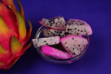 Sağlıklı ejderha meyveleri veya arka planda izole edilmiş pitaya.