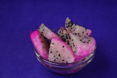 Sağlıklı ejderha meyvesi veya arka planda izole edilmiş pitaya.