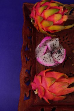 Sağlıklı ejderha meyveleri veya arka planda izole edilmiş pitaya.