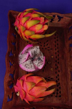 Sağlıklı ejderha meyveleri veya arka planda izole edilmiş pitaya.