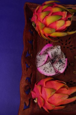 Sağlıklı ejderha meyveleri veya arka planda izole edilmiş pitaya.