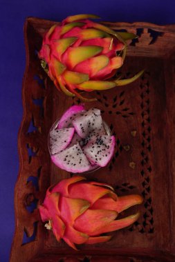 Sağlıklı ejderha meyveleri veya arka planda izole edilmiş pitaya.