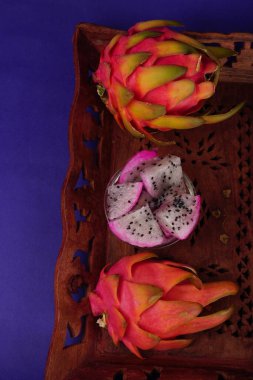 Sağlıklı ejderha meyveleri veya arka planda izole edilmiş pitaya.