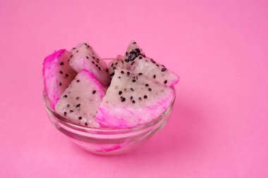 Sağlıklı ejderha meyvesi veya arka planda izole edilmiş pitaya.