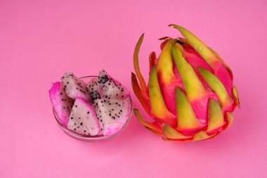 Pembe arka planda taze ejderha meyvesi