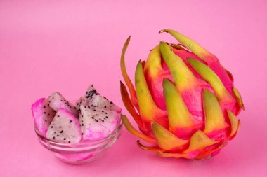 Pembe arka planda taze ejderha meyvesi