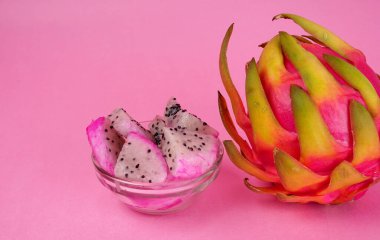 Pembe arka planda taze ejderha meyvesi