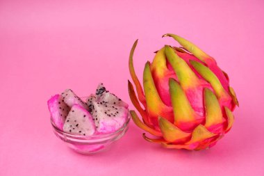 Pembe arka planda taze ejderha meyvesi