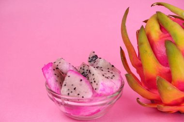 Pembe arka planda taze ejderha meyvesi