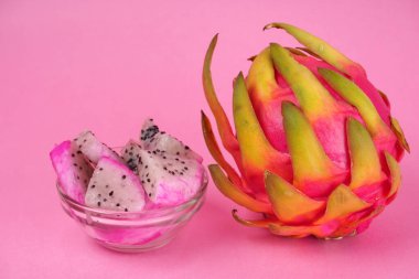 Pembe arka planda taze ejderha meyvesi