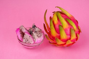 Pembe arka planda taze ejderha meyvesi