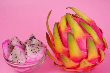 Pembe arka planda taze ejderha meyvesi