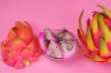 Pembe arka planda taze ejderha meyvesi