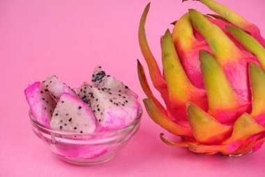 Pembe arka planda taze ejderha meyvesi