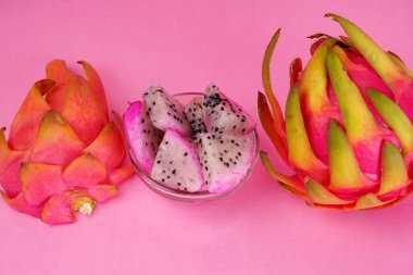 Pembe arka planda taze ejderha meyvesi