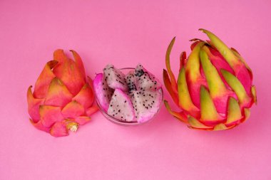 Pembe arka planda taze ejderha meyvesi