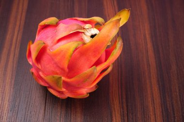 Tahta arka planda taze ejderha meyvesi