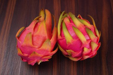 Tahta arka planda taze ejderha meyvesi