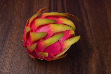 Tahta arka planda taze ejderha meyvesi