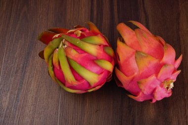 Tahta arka planda taze ejderha meyvesi