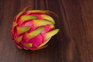 Tahta arka planda taze ejderha meyvesi