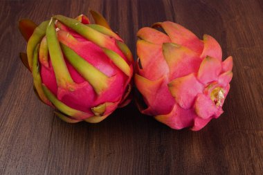 Tahta arka planda taze ejderha meyvesi