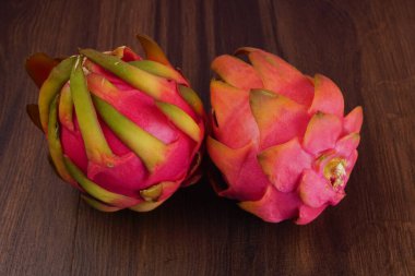 Tahta arka planda taze ejderha meyvesi