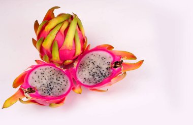 beyaz zemin üzerine taze dragon meyve