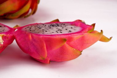 beyaz zemin üzerine taze dragon meyve