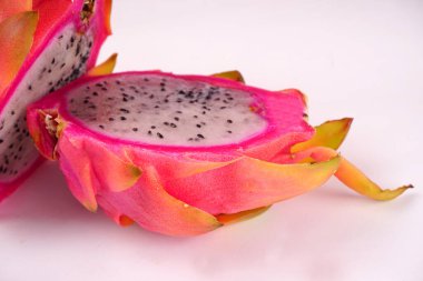 beyaz zemin üzerine taze dragon meyve