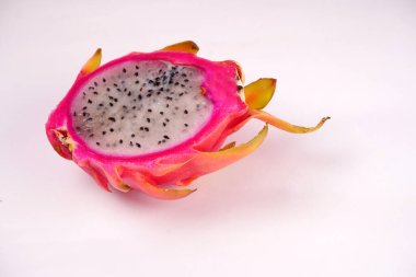 beyaz zemin üzerine taze dragon meyve