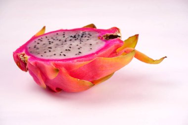 beyaz zemin üzerine taze dragon meyve