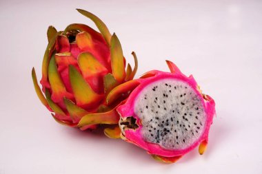beyaz zemin üzerine taze dragon meyve
