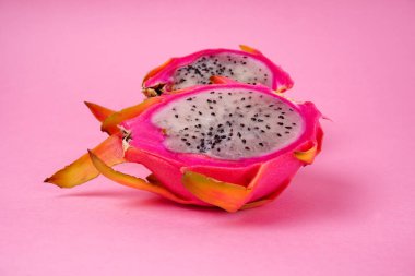 Pembe arka planda taze ejderha meyvesi