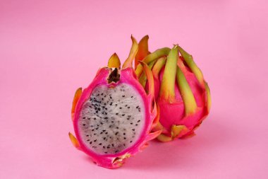 Pembe arka planda taze ejderha meyvesi