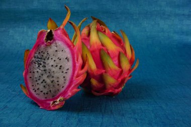 mavi arka planda taze ejderha meyvesi