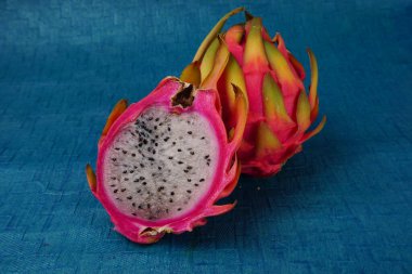 mavi arka planda taze ejderha meyvesi