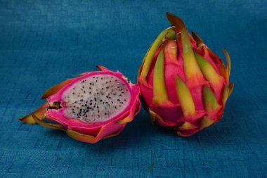 mavi arka planda taze ejderha meyvesi