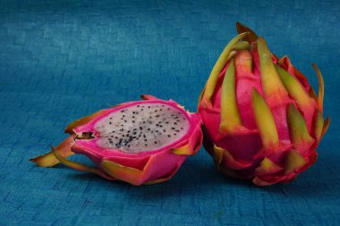 mavi arka planda taze ejderha meyvesi