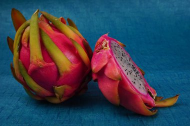 mavi arka planda taze ejderha meyvesi