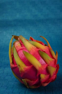 mavi arka planda taze ejderha meyvesi